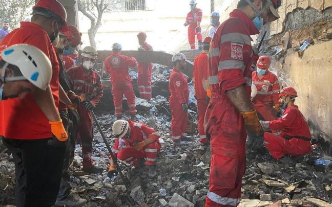 Equipos de rescate iraníes trabajan entre los escombros de un edificio bombardeado en Teherán. / EP Equipos de rescate iraníes trabajan entre los escombros de un edificio bombardeado en Teherán.