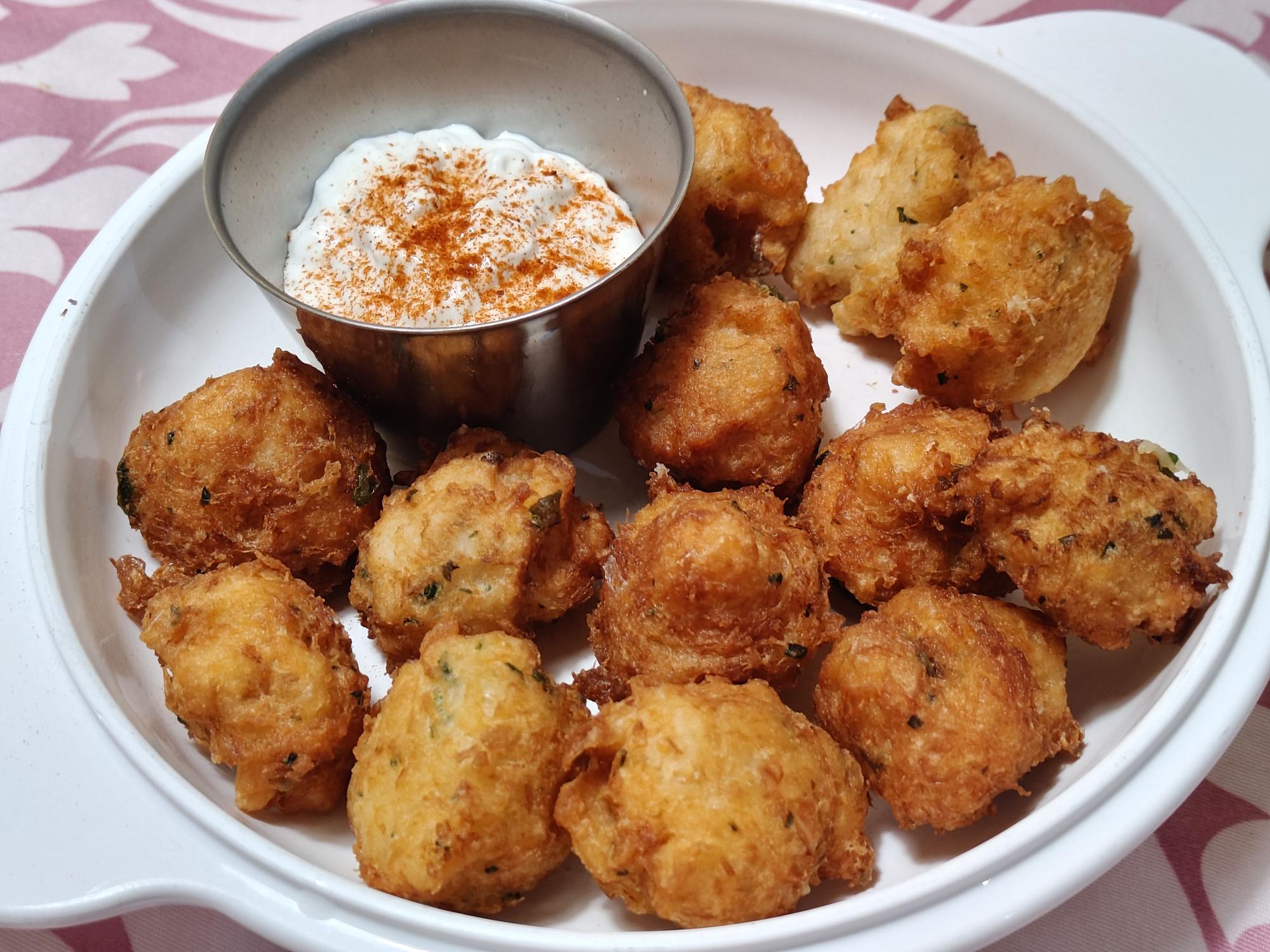 Una salsa cremosa y fresca es el mejor complemento para los buñuelos de bacalao.