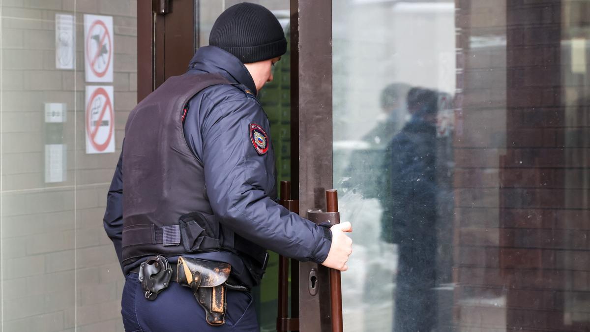 Un policía entra al edificio donde el general ruso Alexéyev fue tiroteado.