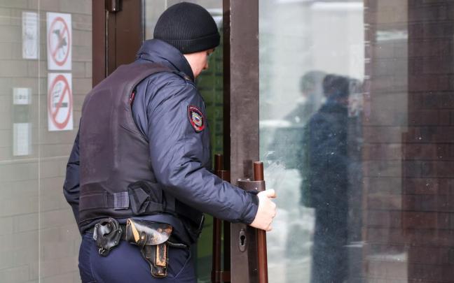 Un policía entra al edificio donde el general ruso Alexéyev fue tiroteado.