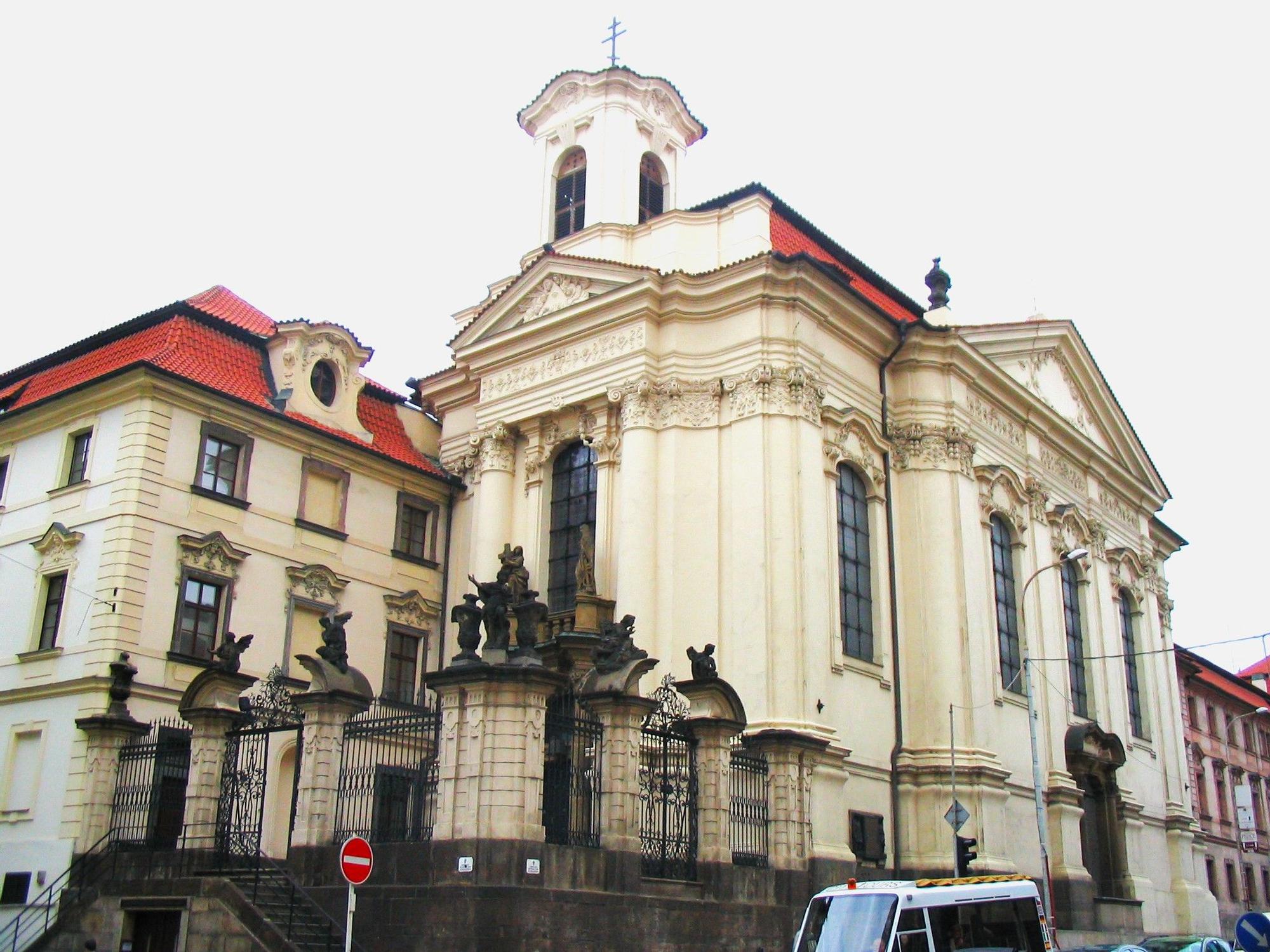Fachada de la iglesia de San Cirilo y San Metodio.