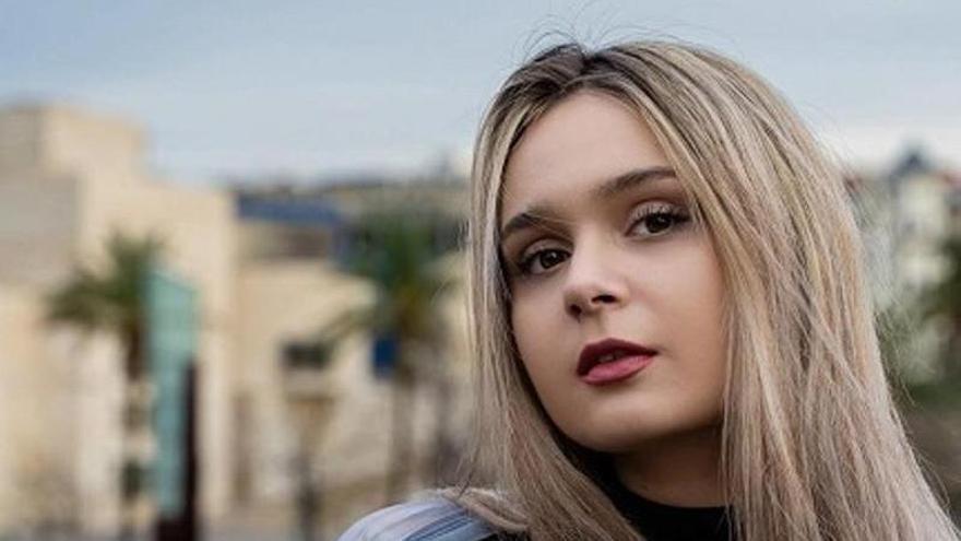 La joven estudiante de artes plásticas y diseño, Jugatx Gómez Guinea, autora del cartel ganador