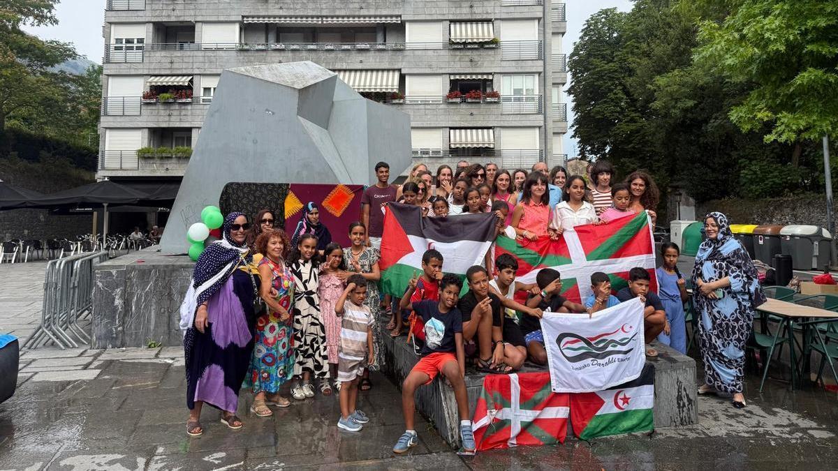 Acto de bienvenida a los menores saharauis en la plaza Balda de Azkoitia.