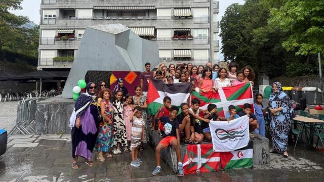 Acto de bienvenida a los menores saharauis en la plaza Balda de Azkoitia.