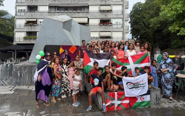 Acto de bienvenida a los menores saharauis en la plaza Balda de Azkoitia.