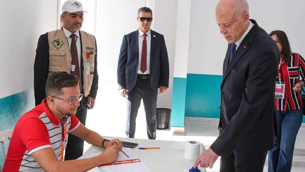 El presidente de Túnez Kais Saied en la jornada electoral