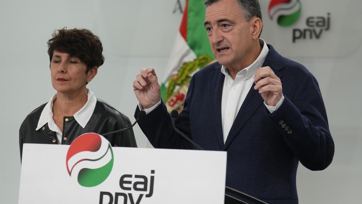 El presidente del EBB de EAJ-PNV, Aitor Esteban (d), y la portavoz del PNV en el Congreso, Maribel Vaquero.