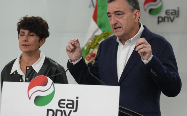 El presidente del EBB de EAJ-PNV, Aitor Esteban (d), y la portavoz del PNV en el Congreso, Maribel Vaquero.