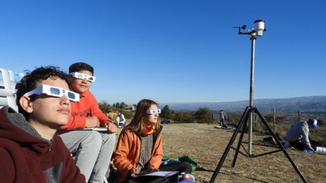 Jóvenes observando un eclipse
