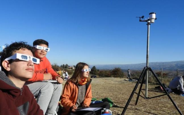 Jóvenes observando un eclipse