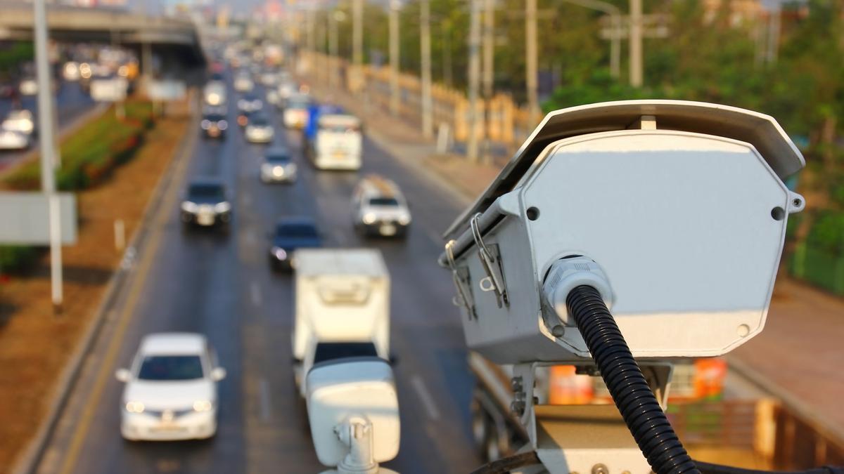 Un radar de control de velocidad en una autovía.
