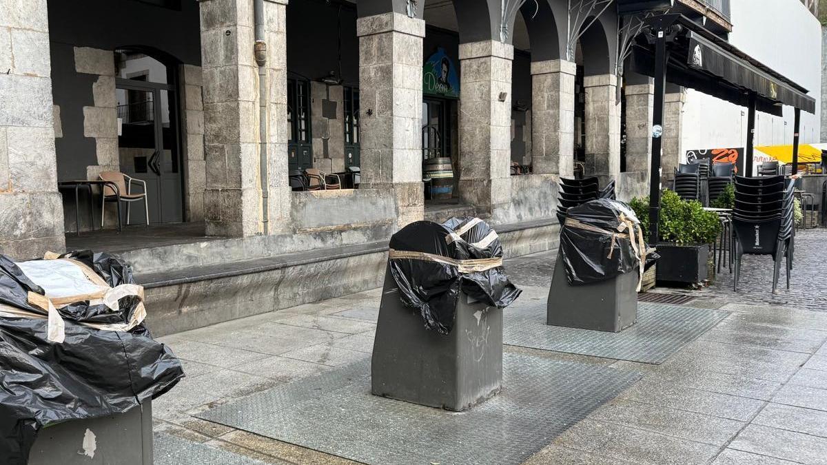 Las bocas de los contenedores para depositar la basura llevaban cerradas varias semanas.