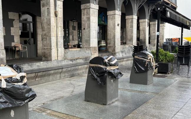Las bocas de los contenedores para depositar la basura llevaban cerradas varias semanas.