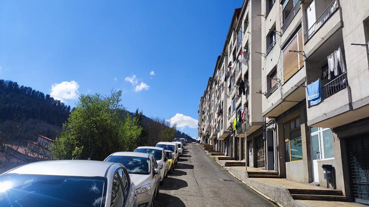 La pendiente y los sucesivos tramos de escaleras son la seña de identidad de la calle Bustinduitarren en el barrio de Amaña