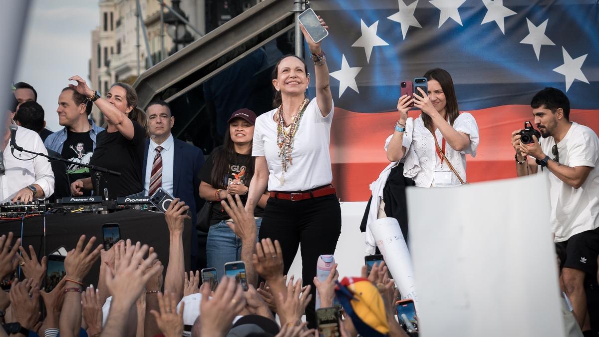 La líder opositora venezolana, María Corina Machado, durante un encuentro con la diáspora venezolana, en la Puerta del Sol, a 18 de abril de 2026.