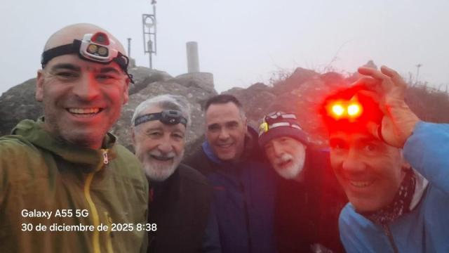 Iban Fernández, junto a varios compañeros, en la primera de las tres vueltas que ha completado la mañana del 30 de diciembre.