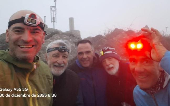 Iban Fernández, junto a varios compañeros, en la primera de las tres vueltas que ha completado la mañana del 30 de diciembre.