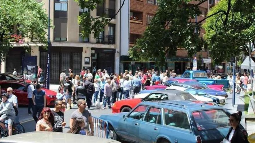Exposición de vehículos en Foru Plaza