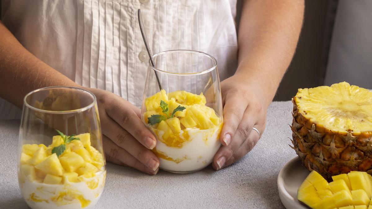 Yogur y piña, dos alimentos saciantes que ayudan a controlar el peso.