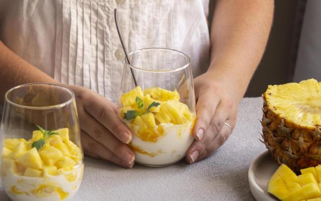 Yogur y piña, dos alimentos saciantes que ayudan a controlar el peso.