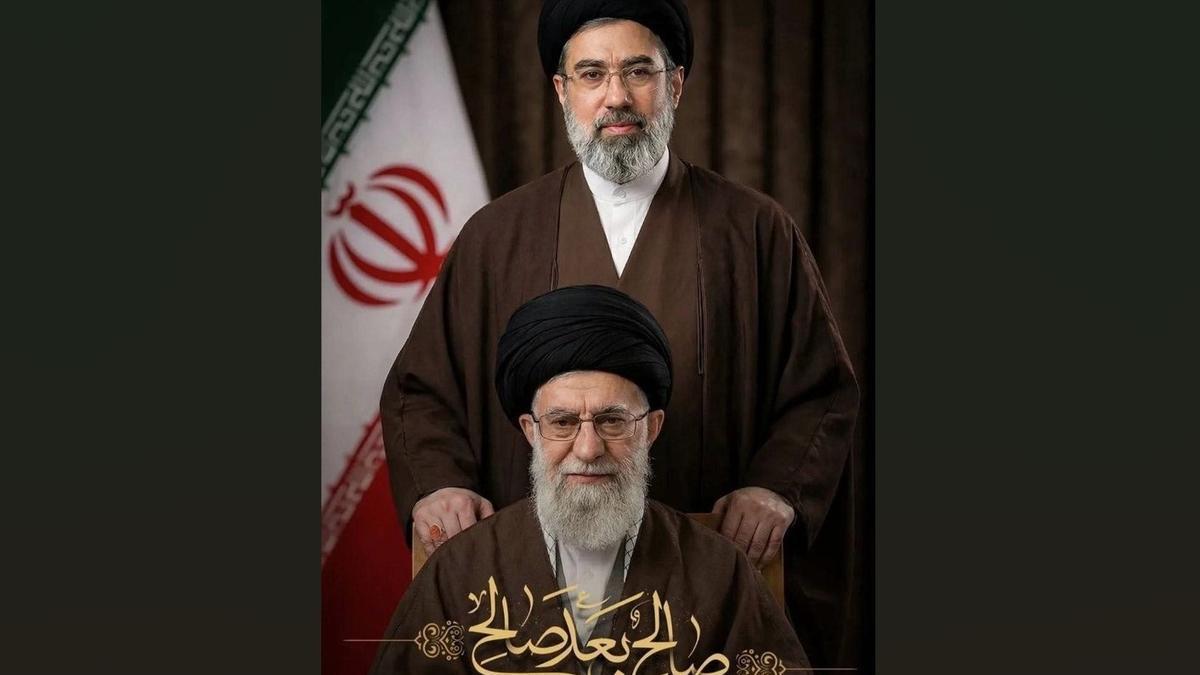 Mojtaba Jamenei junto a su padre, Alí Jamenei.