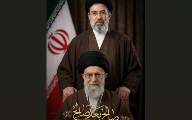 Mojtaba Jamenei junto a su padre, Alí Jamenei.