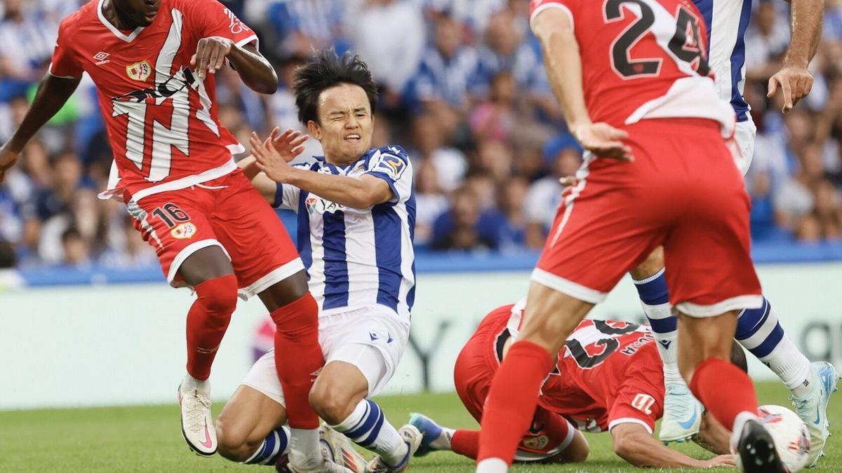 Take Kubo cae forzado en el Real-Rayo de la primera jornada de Liga. / JAVIER COLMENERO