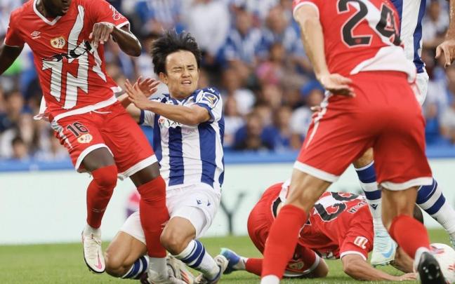 Take Kubo cae forzado en el Real-Rayo de la primera jornada de Liga. / JAVIER COLMENERO