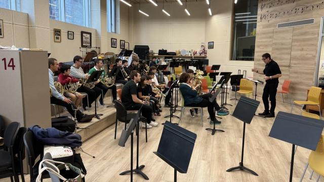 Participantes en uno de los grupos de ensayo de la primera edicion de Soinu Loturak.