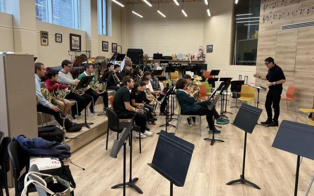 Participantes en uno de los grupos de ensayo de la primera edicion de Soinu Loturak.