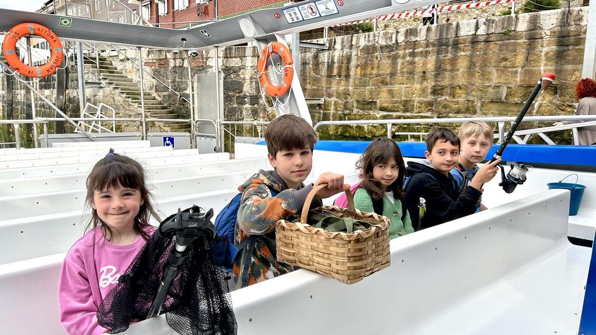 Los niños y niñas participan en actividades que combinan aprendizaje y diversión.