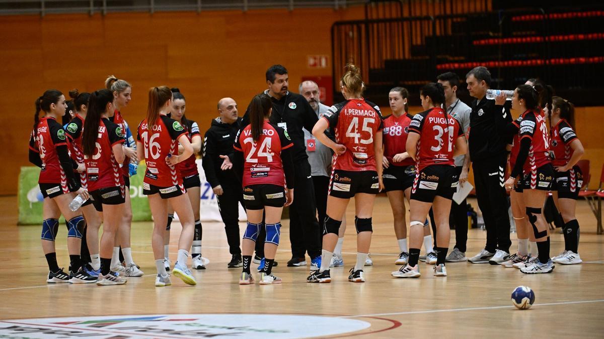 Joseba Rodríguez da instrucciones a sus jugadores durante un partido de liga.