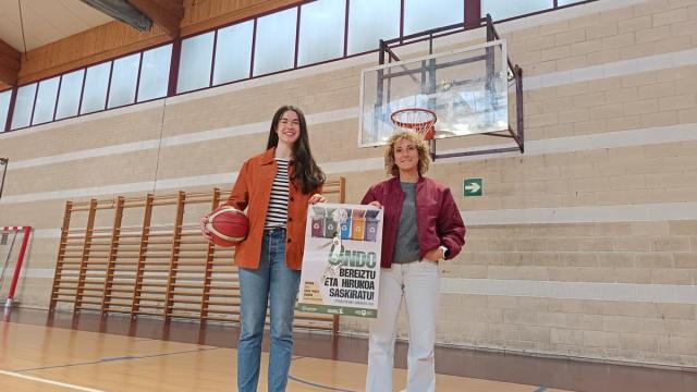 La jugadora de baloncesto arrasatearra Irene Murua y la presidenta de la Mancomunidad de Debagoiena, Dorleta Elkorobarrutia, en la presentación de la campaña Ondo bereiztu eta hirukoa saskiratu. Debagoienak irabaziko du!