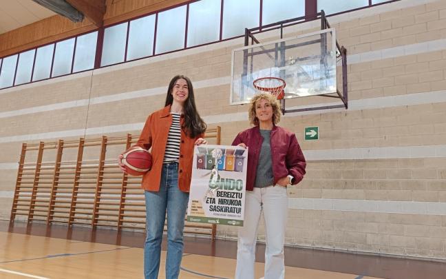La jugadora de baloncesto arrasatearra Irene Murua y la presidenta de la Mancomunidad de Debagoiena, Dorleta Elkorobarrutia, en la presentación de la campaña Ondo bereiztu eta hirukoa saskiratu. Debagoienak irabaziko du!