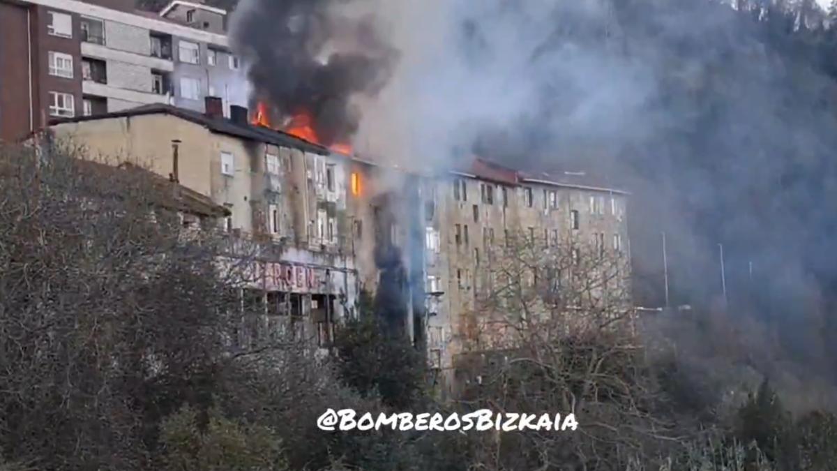 Edificio en llamas en Basauri. X: @BOMBEROSBIZKAIA