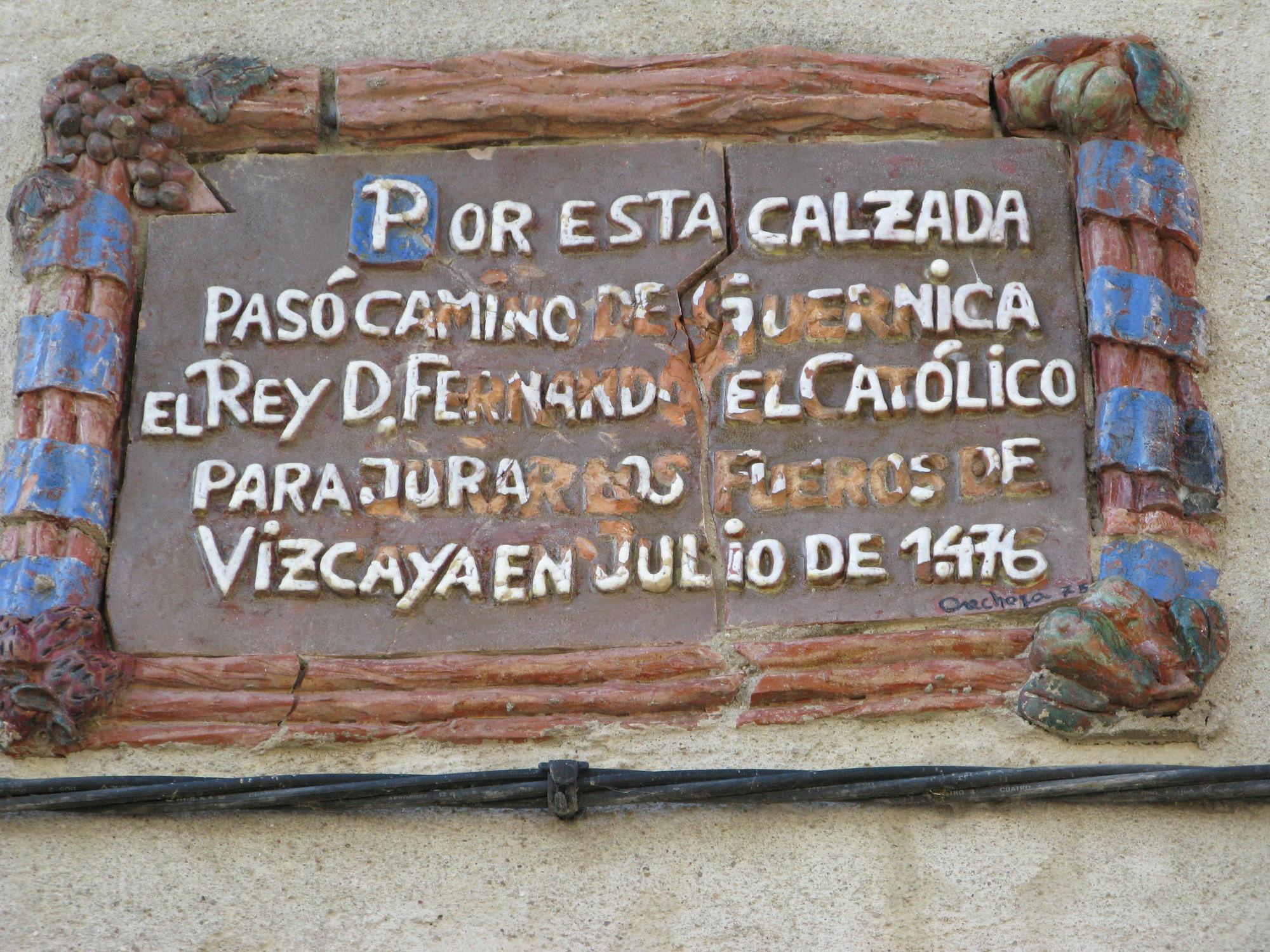 Inscripción en Ubide que recuerda el paso del rey Fernando el Católico por el camino real en el año 1476