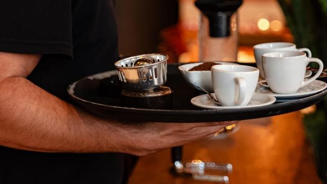 La oferta de trabajo de un bar que indigna a los camareros: 1.200 euros, jornada partida y un solo día libre.