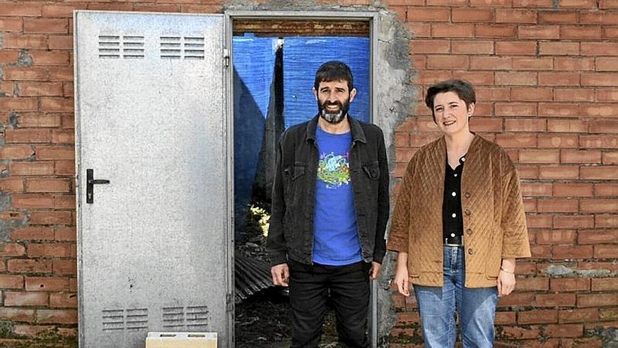 El concejal de Urbanismo y la alcaldesa, junto a un local. | FOTO: N.G.