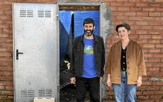 El concejal de Urbanismo y la alcaldesa, junto a un local. | FOTO: N.G. El concejal de Urbanismo y la alcaldesa, junto a un local. | FOTO: N.G.
