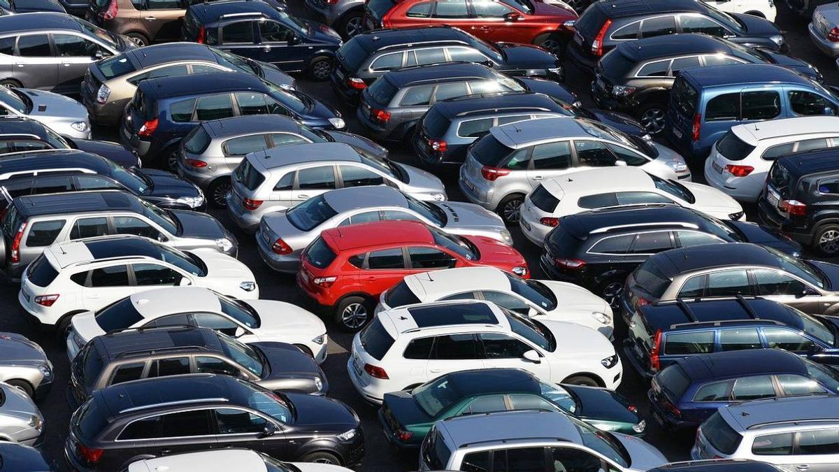 Un aparcamiento de coches.
