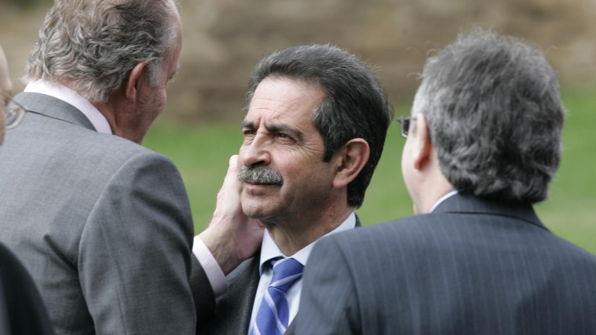 El hoy querellante, Juan Carlos de Borbón, saluda cariñosamente al querellado, Miguel Ángel Revilla, en una foto de archivo