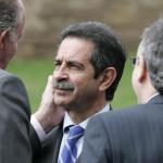 El hoy querellante, Juan Carlos de Borbón, saluda cariñosamente al querellado, Miguel Ángel Revilla, en una foto de archivo