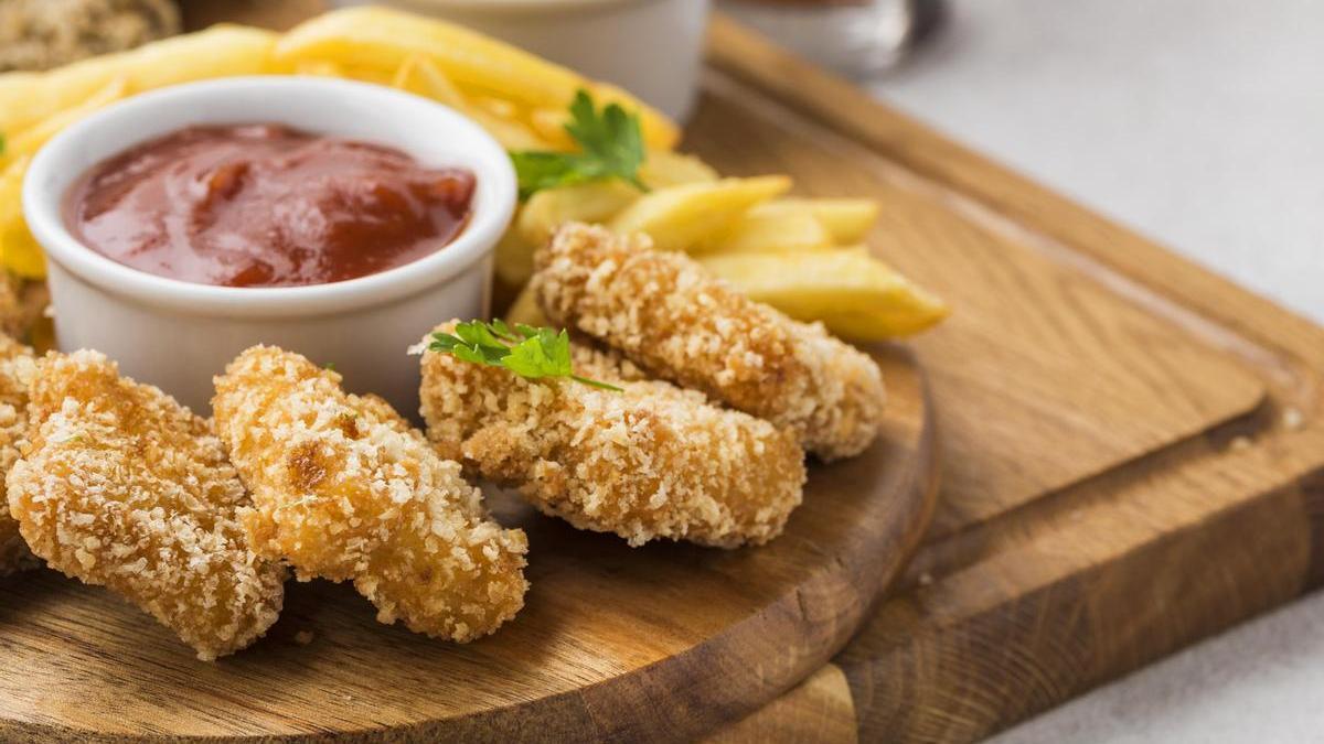 Nuggets de pollo con patatas fritas.