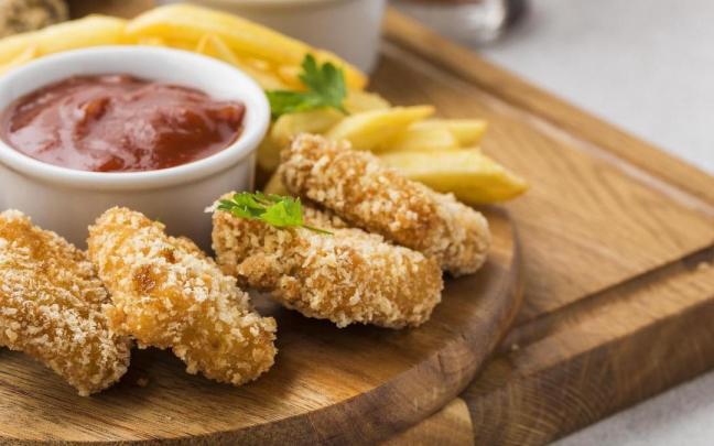 Nuggets de pollo con patatas fritas.
