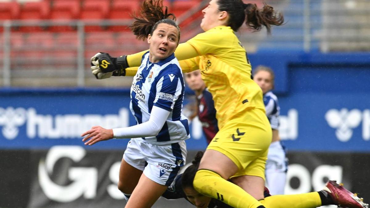 Amaiur, tras cabecear el balón que supuso el 1-1 ante la salida de Astralaga. / PEDRO MARTÍNEZ