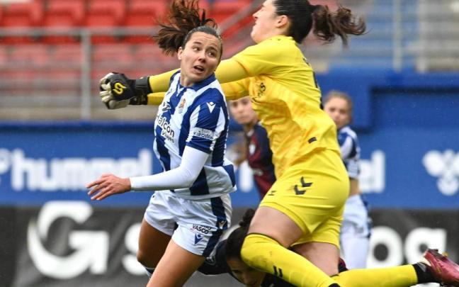 Amaiur, tras cabecear el balón que supuso el 1-1 ante la salida de Astralaga. / PEDRO MARTÍNEZ