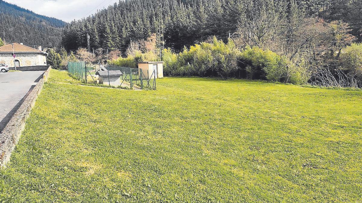 Zona verde de Luiaondo junto a la que se instalará un parque de calistenia