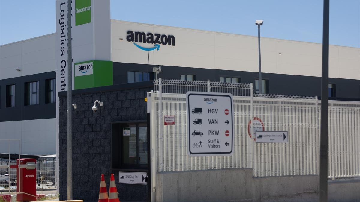 La entrada a un centro logístico de Amazon.