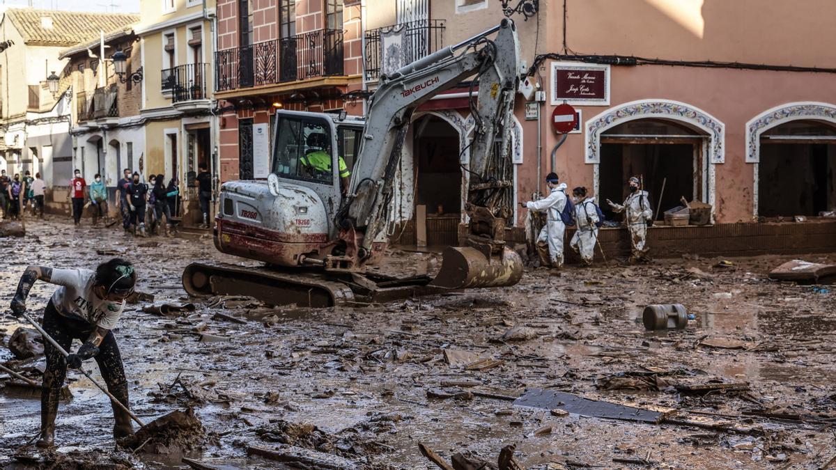 Una excavadora en una calle de Paiporta tras el paso de la dana