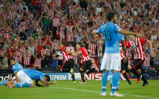 Aduriz celebra un gol ante el Nápoles / Athletic Club